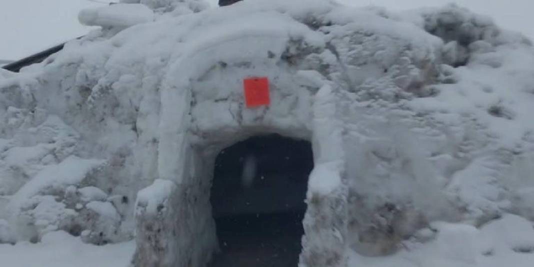 Yoğun kar yağışı onlara engel olmadı! Çay aşkı böyle bir şey: Kardan çay ocağı ilgi odağı oldu 6